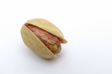 Beyaz arkaplanda Pistachio yakın plan 