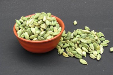 Elettaria kakule ya da siyah arka planda bir kasede yeşil kakule. 