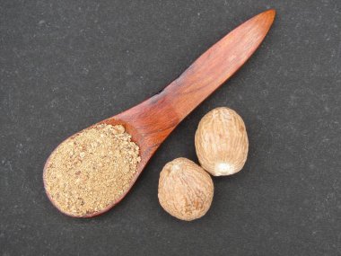 Tahta kaşık üstünde Nutmeg baharat tozu. 