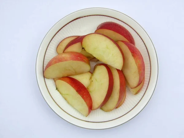 Beyaz Arkaplan Görünümünde Kırmızı Elmalar Bir Tabakta Dilimler — Stok fotoğraf