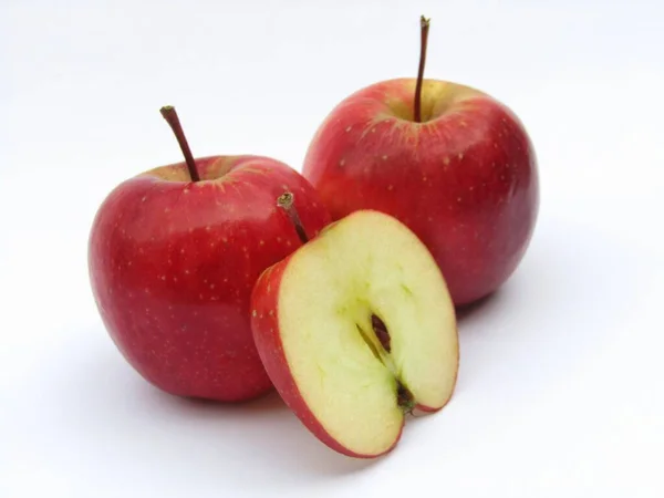 Κόκκινα Μήλα Μισό Μήλο Κοπής Λευκό Φόντο — Φωτογραφία Αρχείου