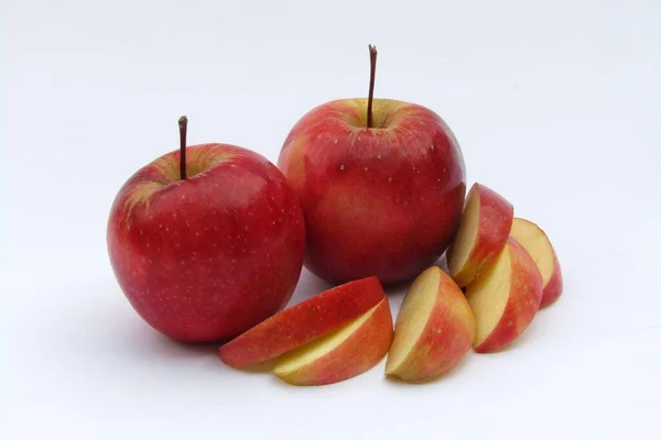 Κόκκινα Μήλα Μερικές Φέτες Μήλου Λευκό Φόντο — Φωτογραφία Αρχείου