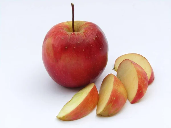 Κόκκινο Μήλο Φέτες Μήλου Λευκό Φόντο — Φωτογραφία Αρχείου