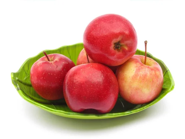 Κόκκινα Μήλα Πιάτο Λευκό Φόντο — Φωτογραφία Αρχείου