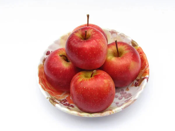Punaiset Omenat Valkoisella Pohjalla Olevalla Lautasella — kuvapankkivalokuva