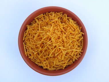 Hint atıştırmalıkları Aloo Bhujia beyaz arka planda bir kasede 