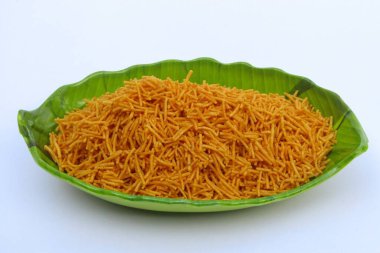 Hint atıştırmalıkları aloo bhujia tabakta 