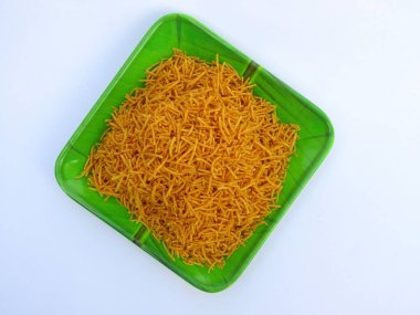 Hint atıştırmalıkları aloo bhujia tabakta 