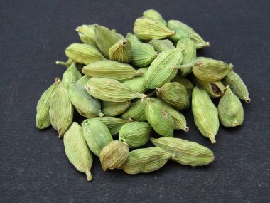 Siyah arkaplanda yeşil kakule 