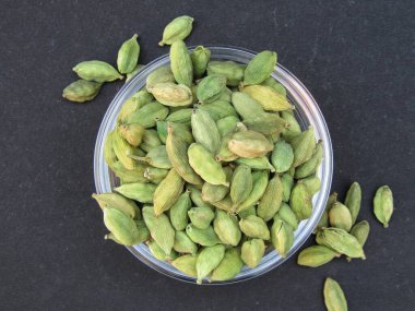 Siyah arkaplanda yeşil bir kakule. 