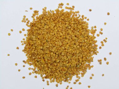 Beyaz arkaplanda izole edilmiş somnifera ya da ashwagandha tohumları ile 