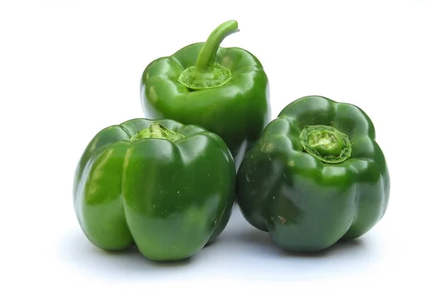 Beyaz arka plan üzerinde izole taze Capsicums 