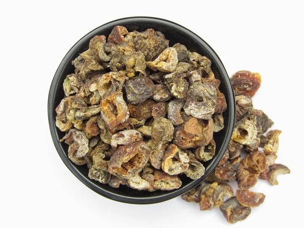 Beyaz arka planda kurutulmuş kızılderili bektaşi üzümü kasesi. 