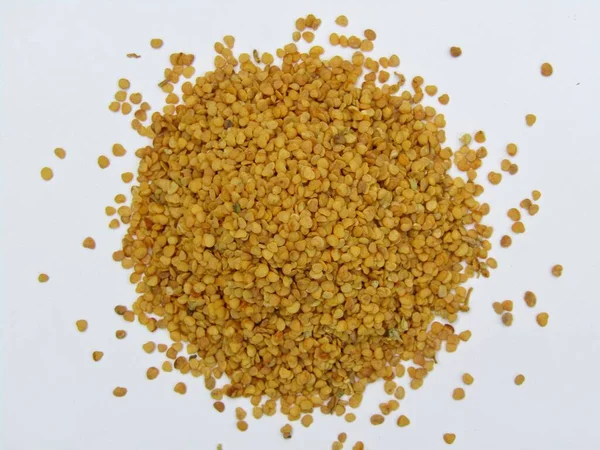 Beyaz arkaplanda izole edilmiş somnifera ya da ashwagandha tohumları ile 