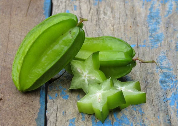Ahşap zemin üzerinde taze yeşil karambola 