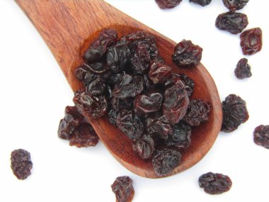 Tahta kaşıkta kurutulmuş kuşüzümü. 