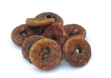 Kurumuş incir meyveleri beyaz arka planda izole 