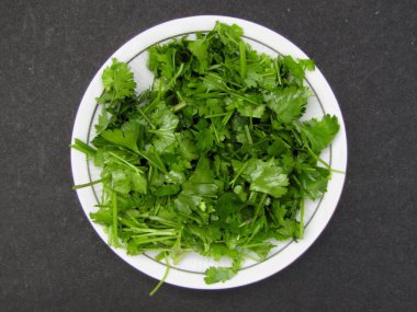 Kişniş yaprakları tabakta 