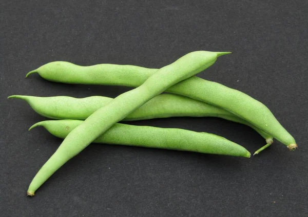 黒を基調とした新鮮な緑豆 — ストック写真