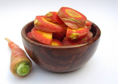 Tahta bir kasede dilimlenmiş havuç. 