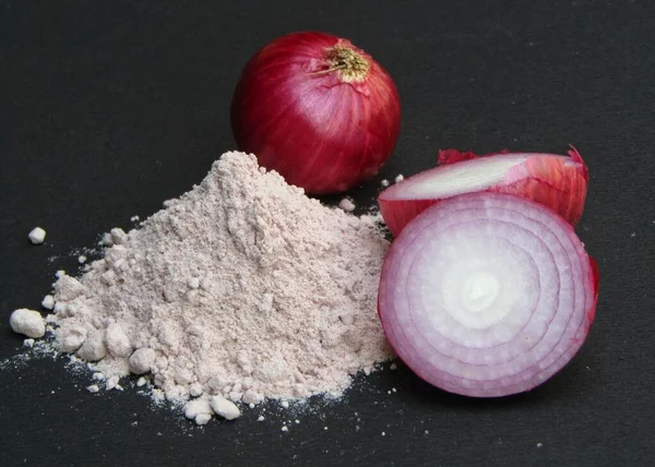 Siyah arkaplanda kırmızı soğan tozu 