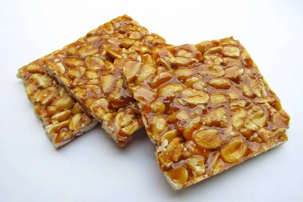 Beyaz arkaplanda Peanut chikki çubuğu 