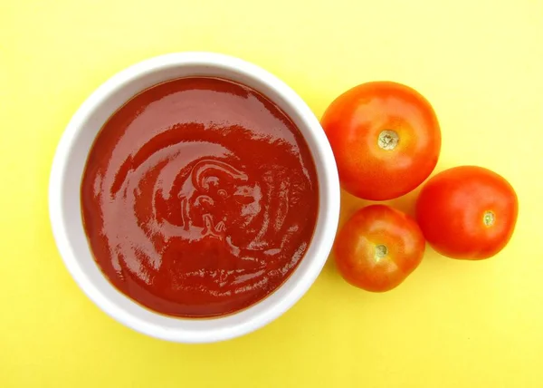 Ketchup Tomate Uma Tigela Fundo Amarelo Vista Superior — Fotografia de Stock