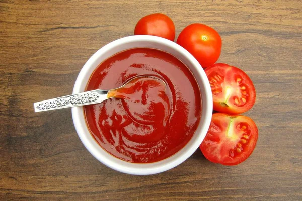 Tomato Ketchup Bowl Wooden Background — Stock Photo, Image