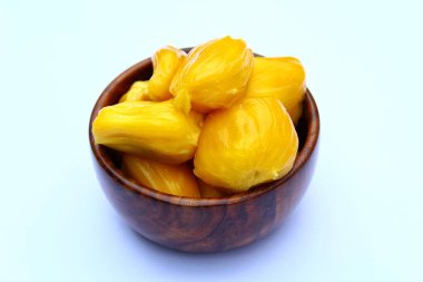 Beyaz arka planda ahşap bir kasede meyve. 