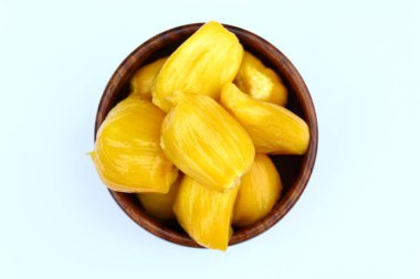 Beyaz arka planda ahşap bir kasede meyve. 