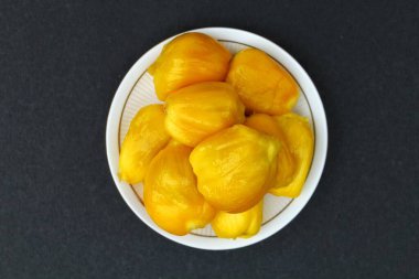 Siyah arkaplan görünümlü bir tabakta Jackfruit 