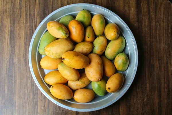 Frutas Mango Plato Sobre Fondo Madera Vista Superior — Foto de Stock