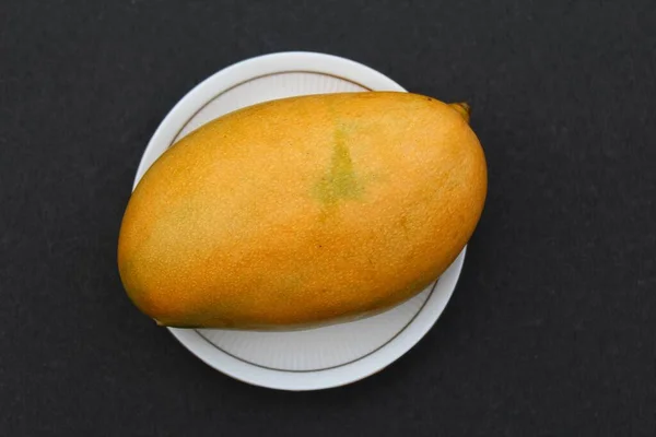 Siyah Arkaplan Görünümlü Bir Tabakta Mango Meyvesi — Stok fotoğraf