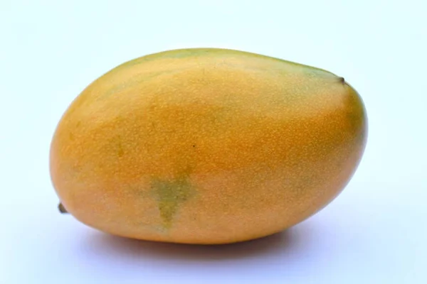 白を背景にしたマンゴーの実クローズアップ — ストック写真