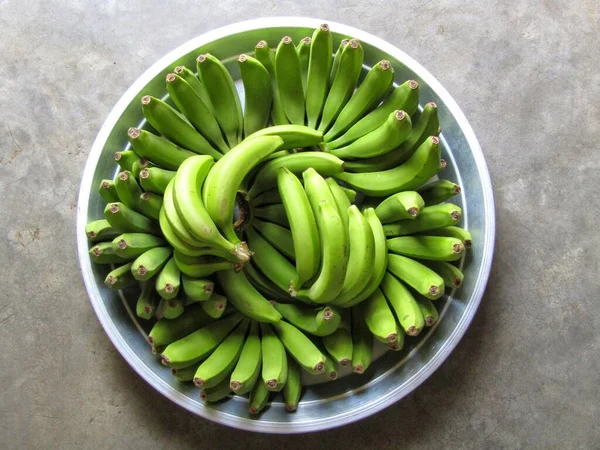 Frisch Grüne Banane Auf Einem Teller Von Oben — Stockfoto