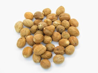 Beyaz arkaplanda Nutmegs yakın plan görünümü 