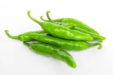 Beyaz arkaplan yakın plan görünümlü yeşil biber 