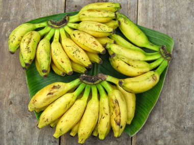 Ahşap arka planda muzlar üst manzara 