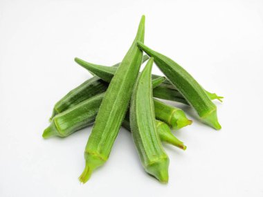 Taze bamya ya ya da beyaz arka planda bayan parmağı 