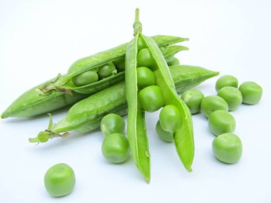 Beyaz zemin üzerinde taze yeşil bezelyeler 