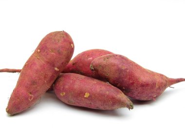 Beyaz arka planda tatlı patatesler yakın plan görüntüsü 