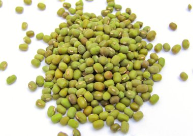 Beyaz arka planda yeşil fasulye yakın plan görüntüsü 