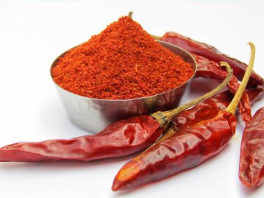 Beyaz arkaplanda kırmızı biber tozu 