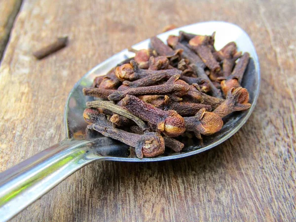 Clove Spice Spoon Wooden Background — Stock Photo, Image