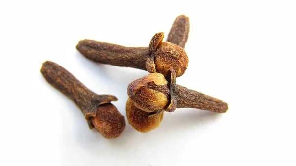 Beyaz arkaplan üzerine karanfil yakın plan görünümü 