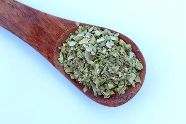 Tahta kaşık üstünde kurumuş kekik taneleri. 