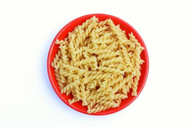 Beyaz arkaplan görünümlü tabakta Fusilli makarna 