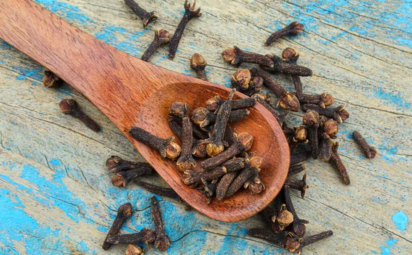Tahta kaşığın üstünde kurumuş karanfil baharatı. 