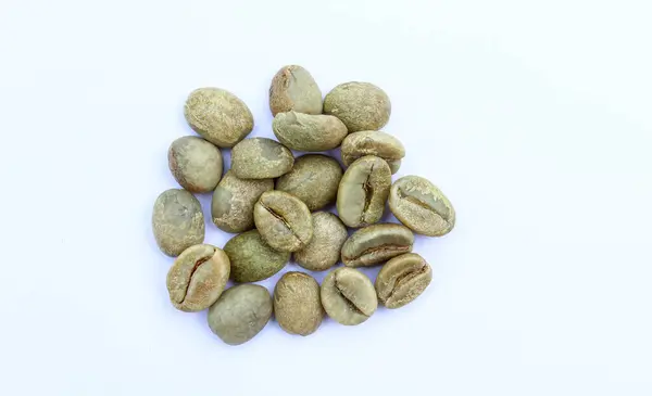 白い背景に緑のコーヒー豆 — ストック写真