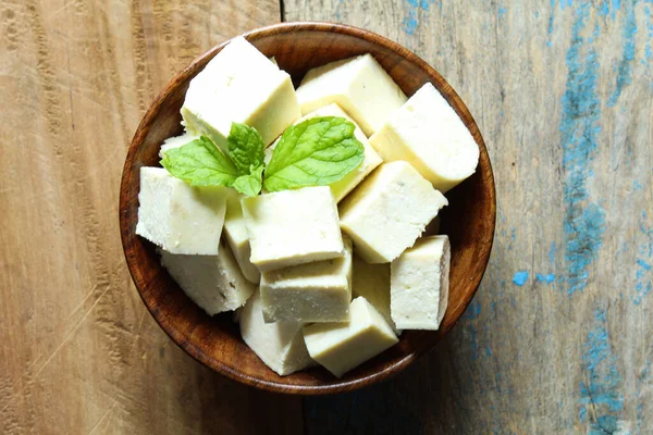 Beyaz Paneer ahşap bir kasenin üstünde 